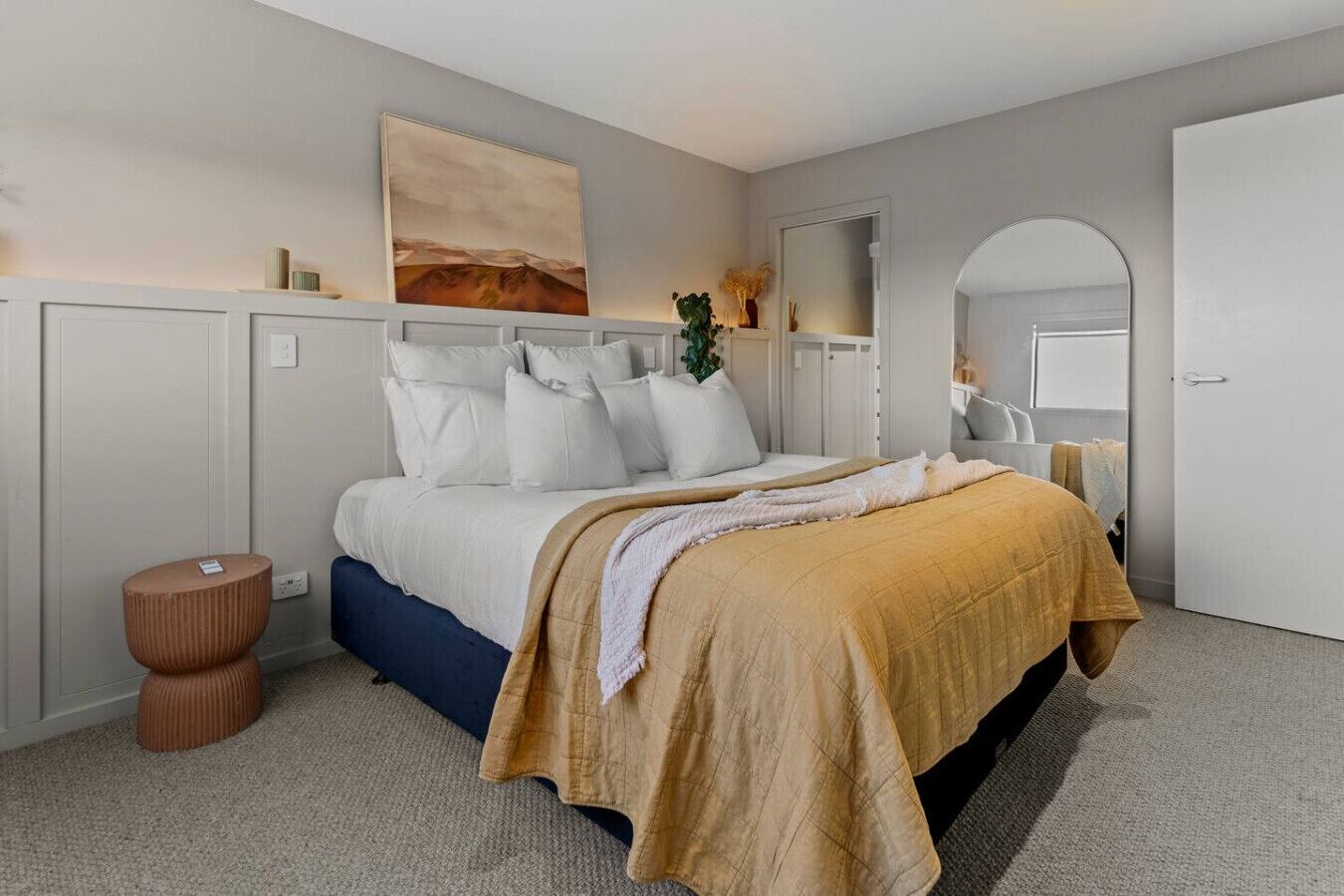 办公桌、熨斗/熨衣板、WiFi、床单