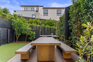 Outdoor dining - Spacious Coastal Luxe Home with Sea View & Parking (Auckland Hibiscus Coast)