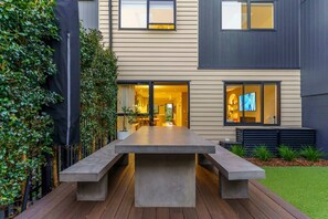 Outdoor dining - Spacious Coastal Luxe Home with Sea View & Parking (Auckland Hibiscus Coast)