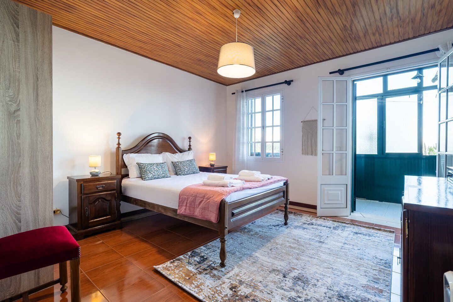 3 bedrooms, iron/ironing board, internet, bed sheets