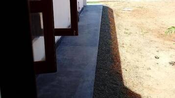 Vista frontal de la propiedad