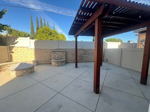 Terrace/patio - Excellent 3-bedroom condo in charming SFV. IDEAL FOR PROFESSIONALS and STUDENTS (Los Angeles)