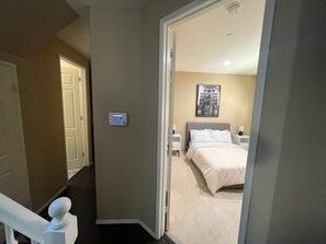 Silitysrauta/-lauta, Wi-Fi, vuodevaatteet