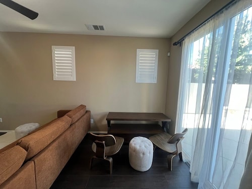 Excellent 3-bedroom condo in charming SFV. IDEAL FOR PROFESSIONALS and STUDENTS