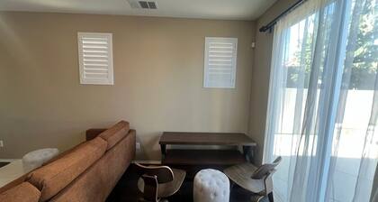 Excellent 3-bedroom condo in charming SFV. IDEAL FOR PROFESSIONALS and STUDENTS