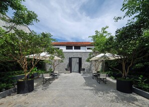 تناول الطعام بالخارج