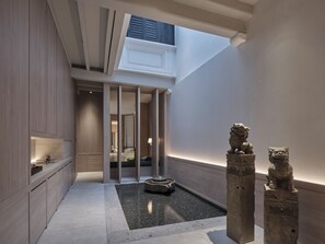 Clan House Suite | Free minibar items, in-room safe, desk, laptop workspace - Soori Penang (George Town)