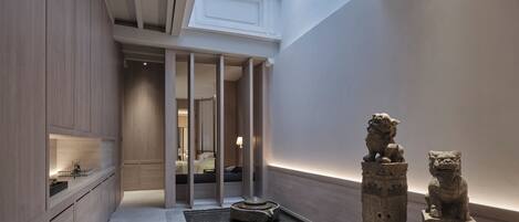 مأكولات ومشروبات مجانية في الميني بار وخزنة داخل الغرفة ومكتب