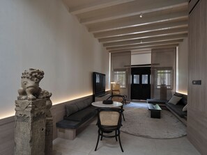 Clan House Suite | Frigobar (abastecido com alguns itens grátis), cofres nos quartos