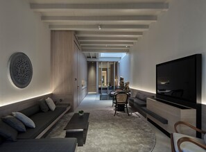 Free minibar items, in-room safe, desk, laptop workspace - Soori Penang (George Town)