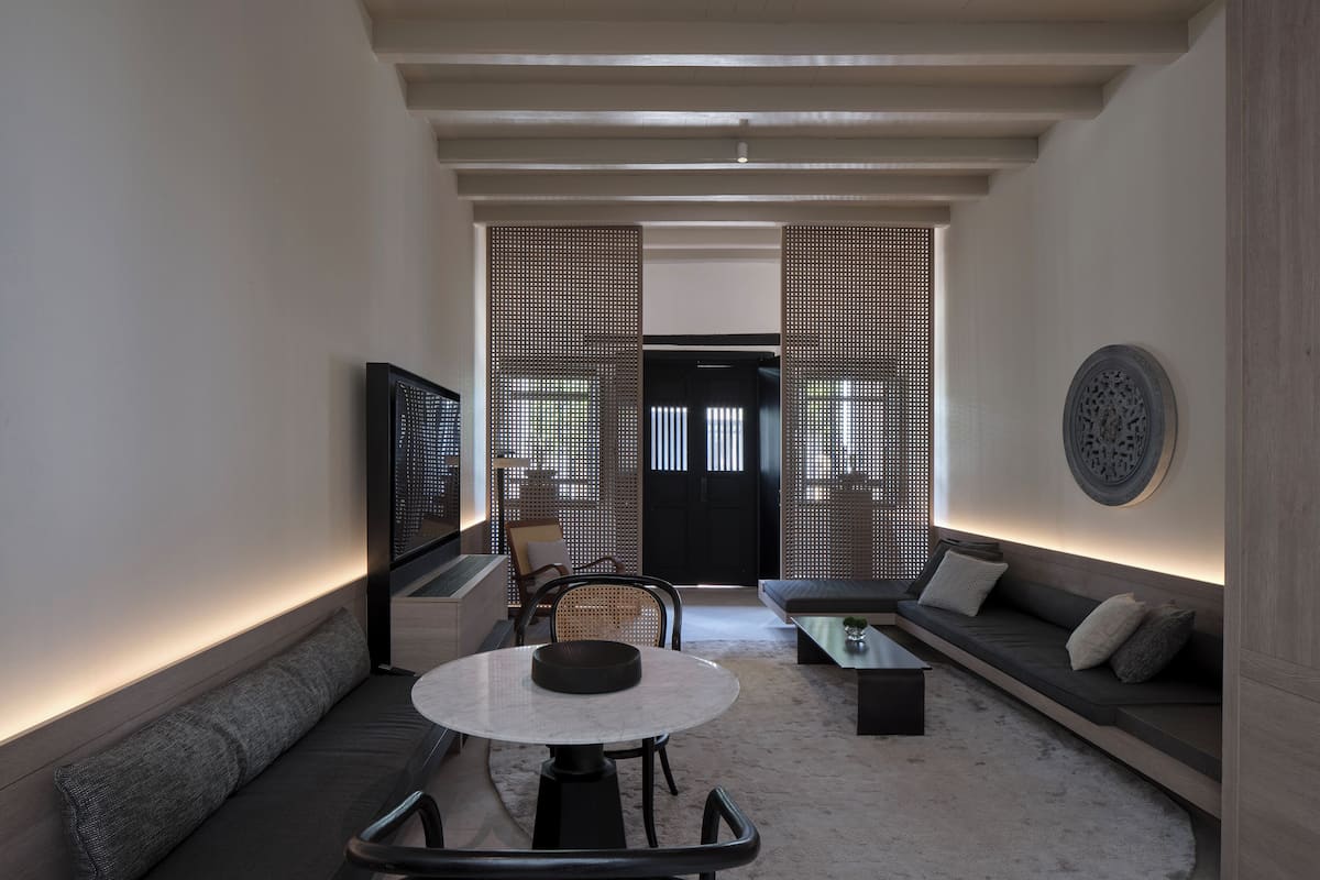 مأكولات ومشروبات مجانية في الميني بار وخزنة داخل الغرفة ومكتب