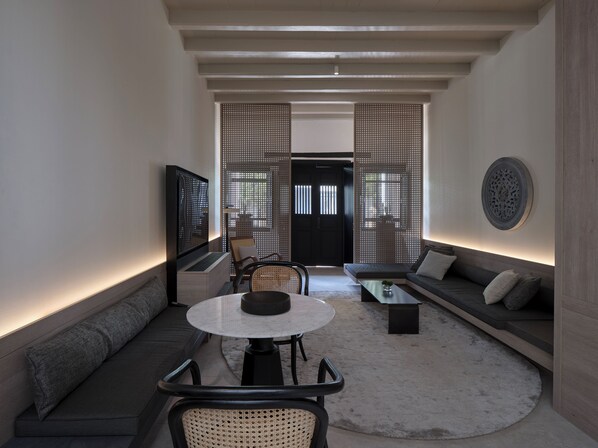 مأكولات ومشروبات مجانية في الميني بار وخزنة داخل الغرفة ومكتب