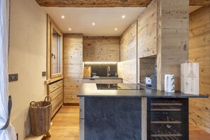 Fridge, oven, dishwasher, coffee/tea maker