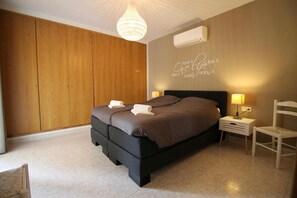 3 habitaciones, tabla de planchar con plancha, wifi y ropa de cama 