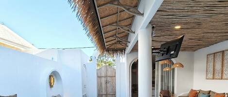 Una piscina al aire libre