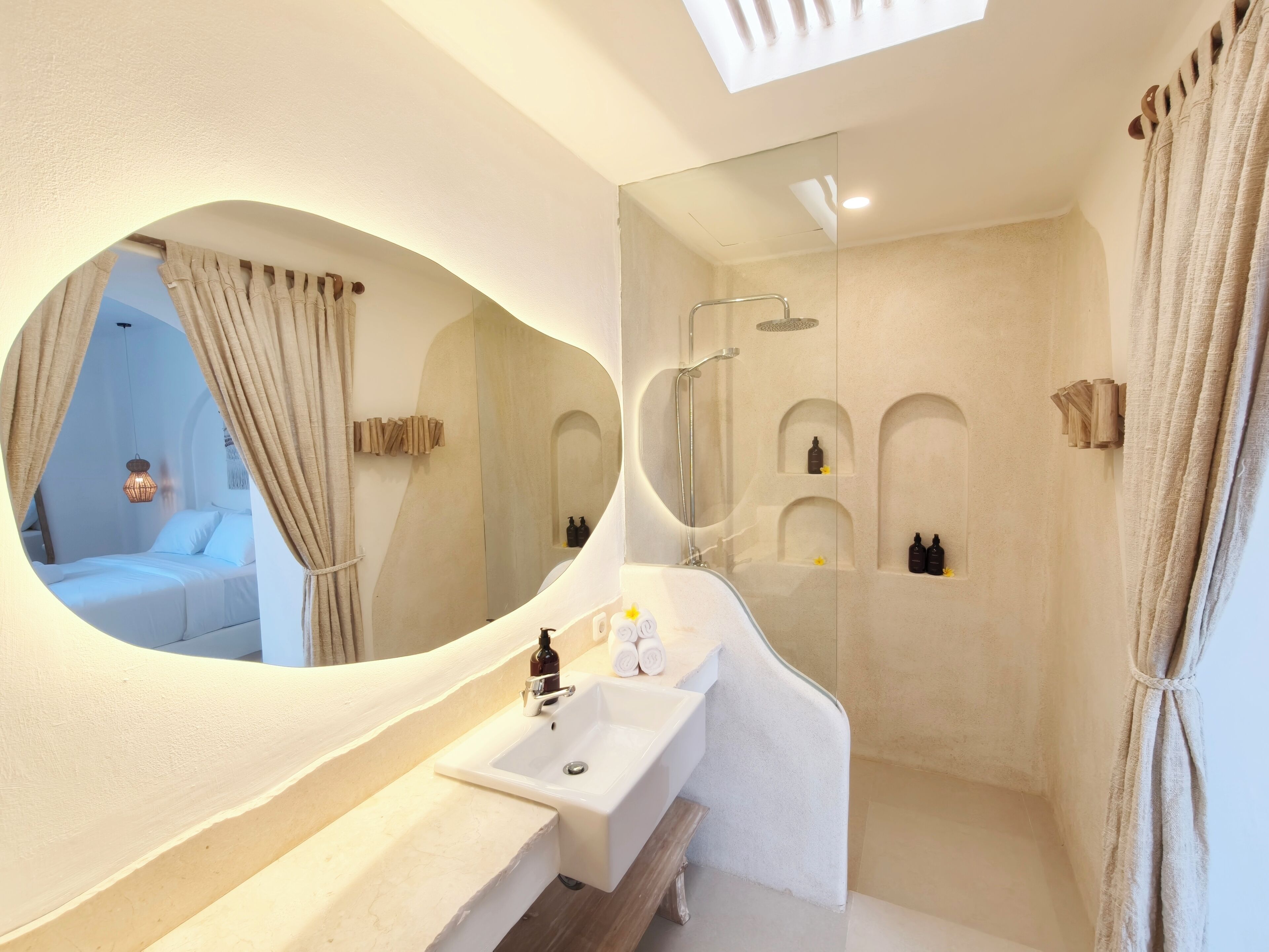 Villa Premium, 2 habitaciones, balcón, vistas a la piscina | Baño | Ducha, artículos de higiene personal gratuitos y secador de pelo