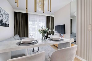 Dining - Stylish Apartment with Balcony | Close to Main Station (Kraków)