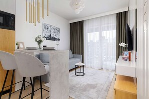 TV - Stylish Apartment with Balcony | Close to Main Station (Kraków)