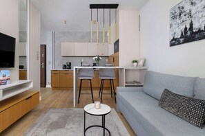 TV - Stylish Apartment with Balcony | Close to Main Station (Kraków)
