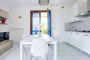 Wasserkocher mit Kaffee-/Teezubehör, Kühlschrank, Ofen, Herdplatte