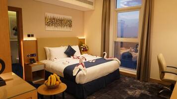 Quarto casal luxo, vista para a cidade | Cofres nos quartos, ferros/tábuas de passar roupa, Wi-Fi de cortesia