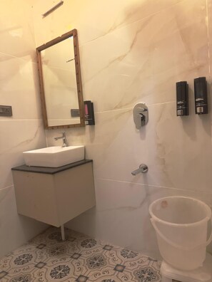 ดีลักซ์บังก ะโล | ห้องน้ำ | ฝักบัว, ของใช้ในห้องน้ำฟรี, ผ้าเช็ดตัว, กระดาษชำระ