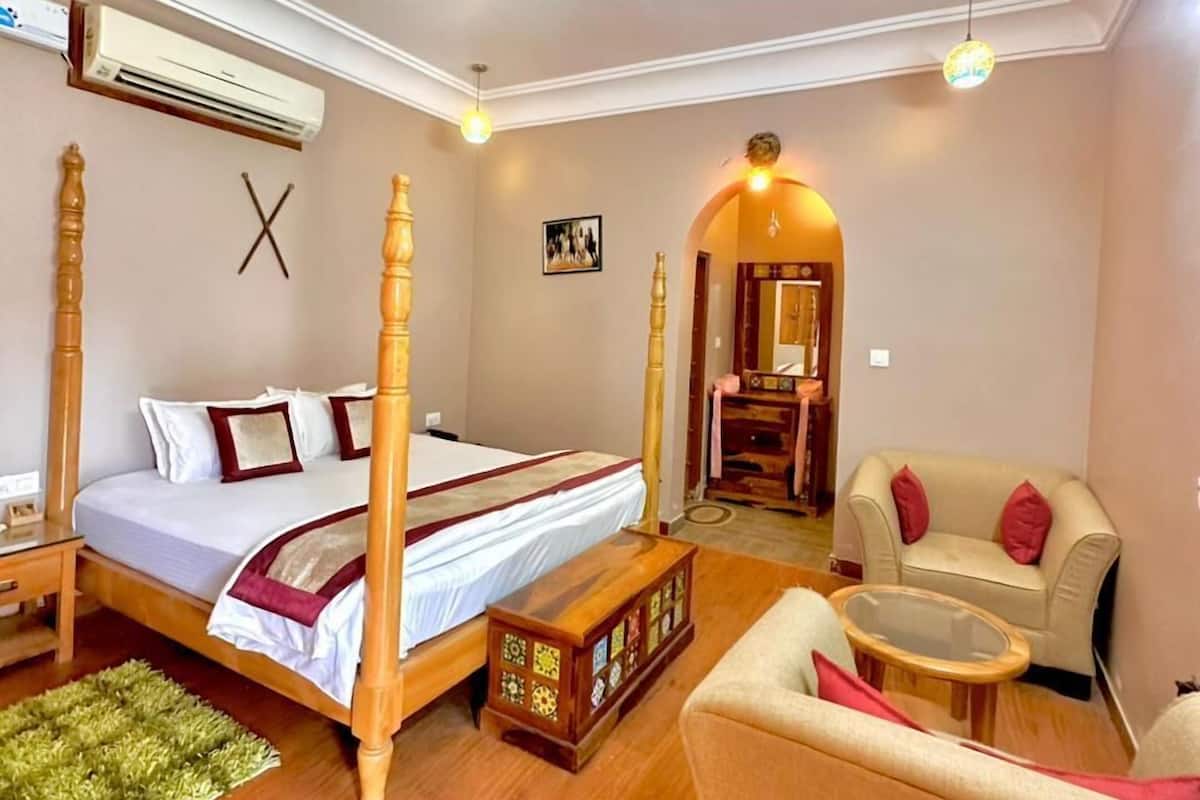 Escritorio, espacio para trabajar con laptop y wifi gratis