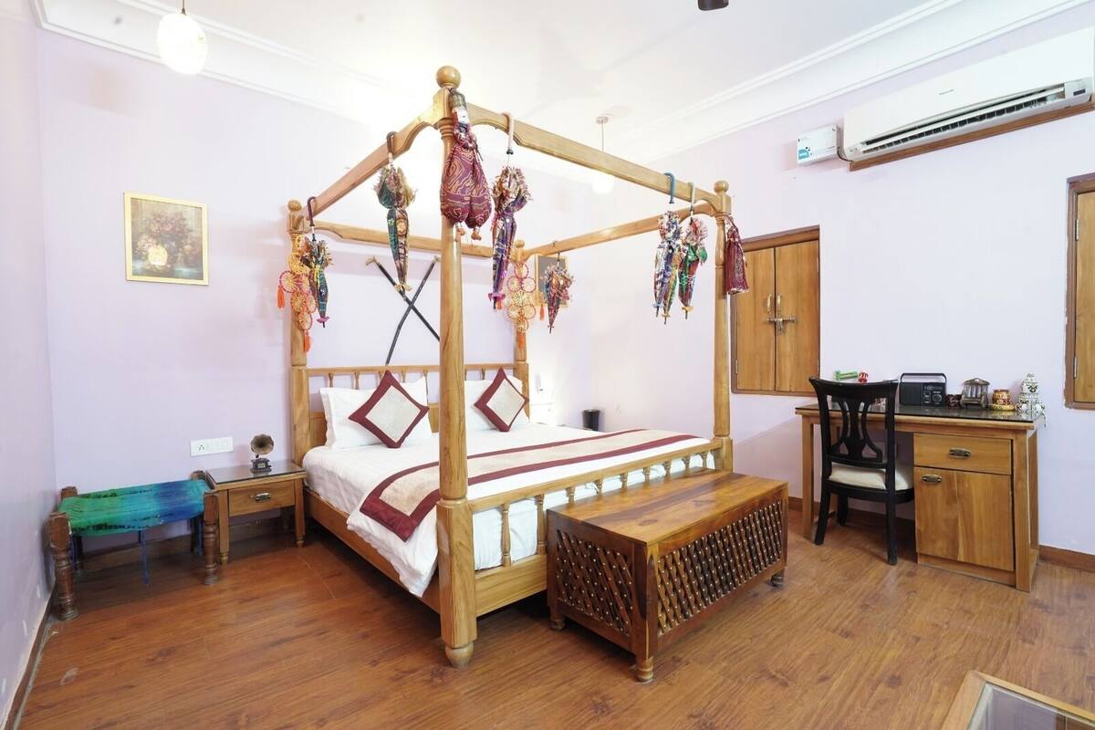 مكتب ومساحة عمل للكمبيوتر المحمول وواي فاي مجانًا