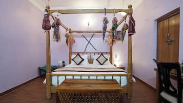 Escritorio, espacio para trabajar con laptop y wifi gratis