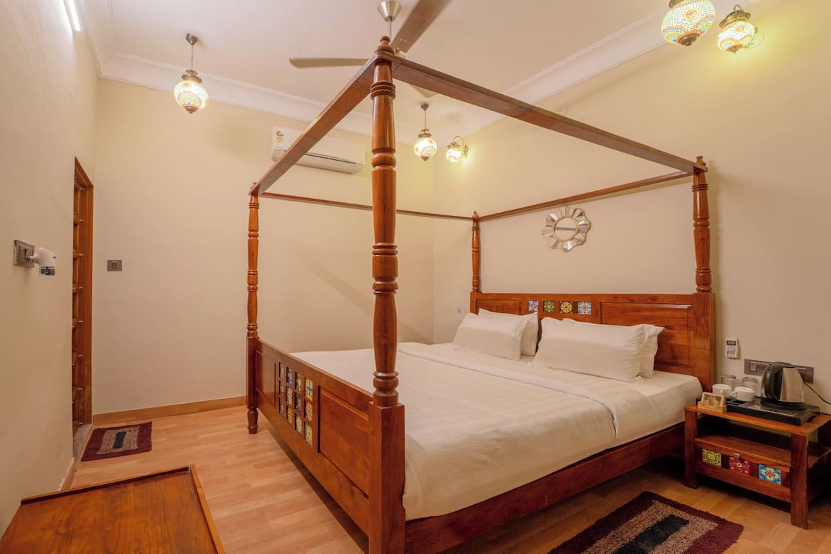 Rom – deluxe | Skrivebord, skrivebord for bærbar PC og wi-fi (inkludert)