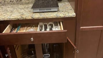 Geladeira, micro-ondas, cooktop, torradeira