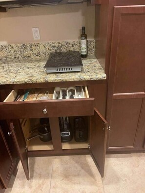 Refrigerador, microondas, parrilla de estufa y tostadora 