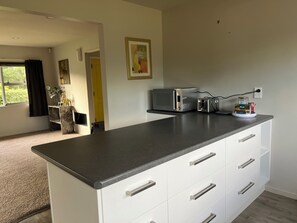 Interior - Hamilton Greenhill Lodge - Near Highway Quiet Country Stay (Puketaha)