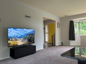 Interior - Hamilton Greenhill Lodge - Near Highway Quiet Country Stay (Puketaha)