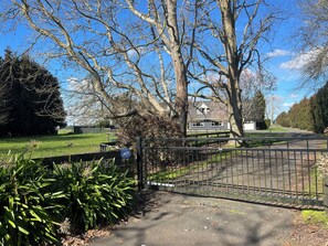 المنطقة المحيطة بالمنشأة