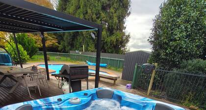 Hamilton Greenhill Lodge - Hot Spa Pool & Fireplace,Near Highway
