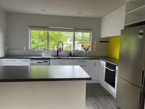 Private kitchen - Hamilton Greenhill Lodge - Near Highway Quiet Country Stay (Puketaha)