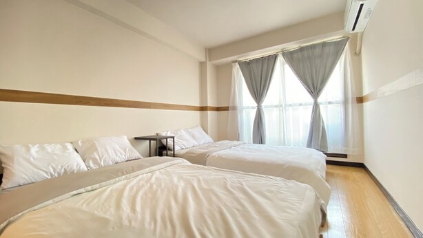 A hotel room with two beds, a small table, and a window with curtains. - 30sec walk to Tsutenkaku/1 stop to Namba Sta./AH23 (Ebisu Higashi Naniwa Ward,Osaka City)