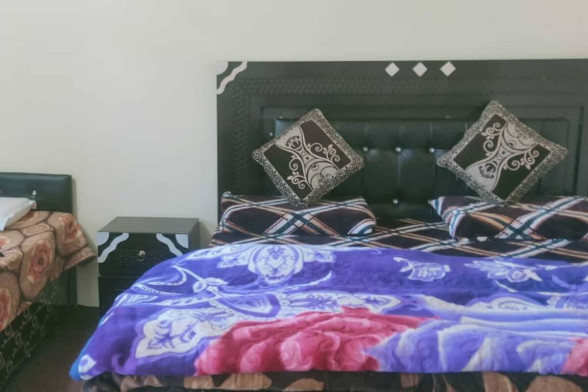 Family Room | Rollaway beds, bed sheets