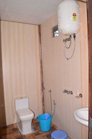 Phòng dành cho gia đình | Phòng tắm | Buồng tắm vòi sen, khăn tắm, xà phòng, dầu gội 