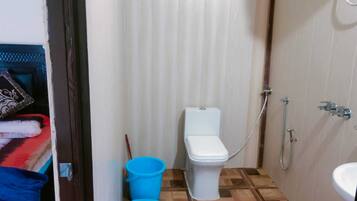 Deluxe Room | Bathroom | Shower, towels, soap, shampoo