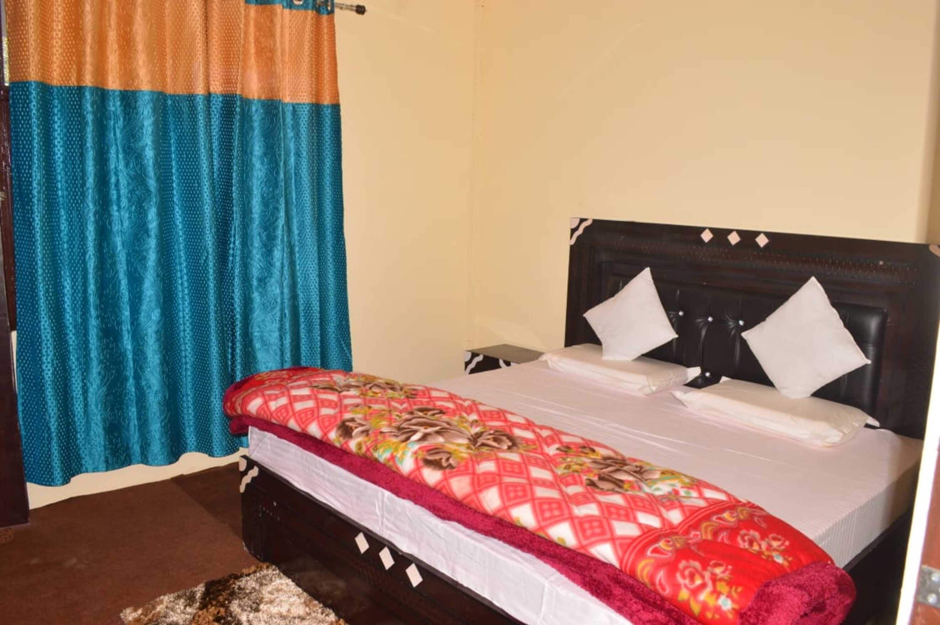 Deluxe Room | Rollaway beds, bed sheets