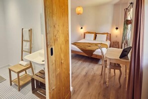 WiFi, bed sheets -  Cozy Ensuite Retreat in a Welcoming Coliving Home (Santo Isidoro)