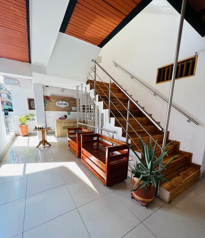 Charming Central Lodging: Active Night in the quiet town of San Rafael