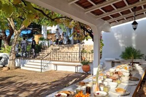 تناول الطعام بالخارج