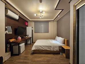 غرفة فردية بتجهيزات أساسية | مساحة عمل للكمبيوتر المحمول وواي فاي مجانًا