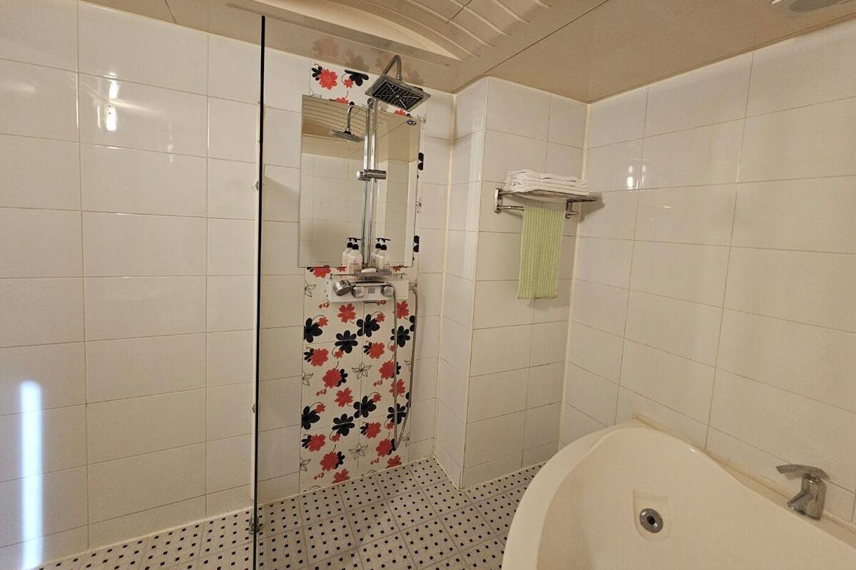 Basic Single Room | Bathroom | Hair dryer, towels