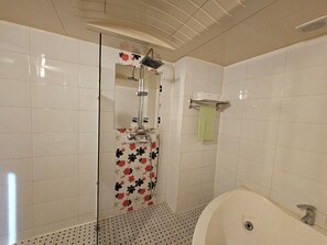 غرفة فردية بتجهي�زات أساسية | حمام | مجففات شعر، مناشف