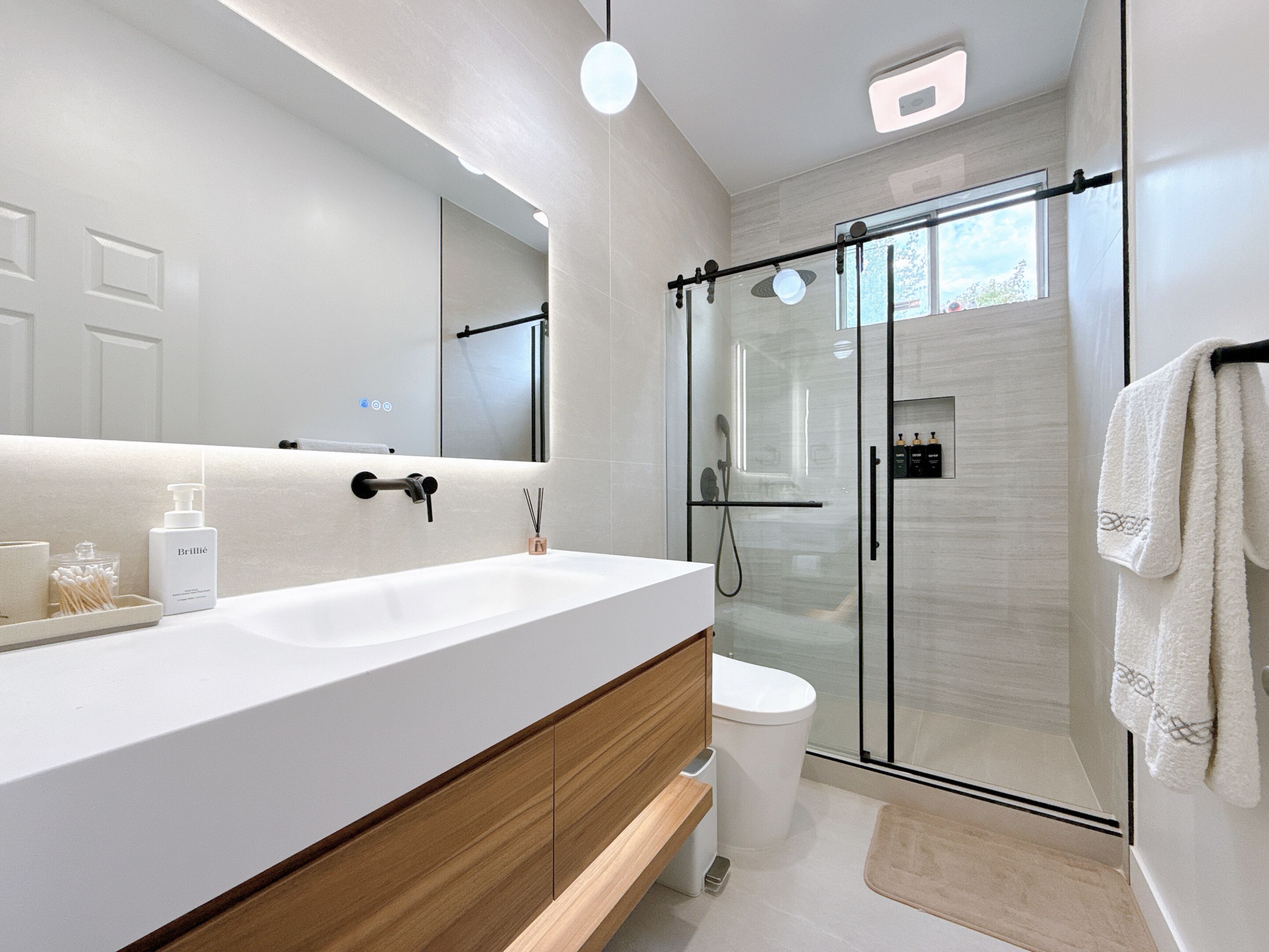 Een douche, een haardroger, handdoeken, zeep