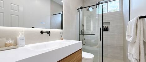 Een douche, een haardroger, handdoeken, zeep
